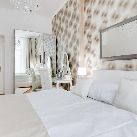 Luxury Riverside Apartments In The Center Of Прага Екстер'єр фото