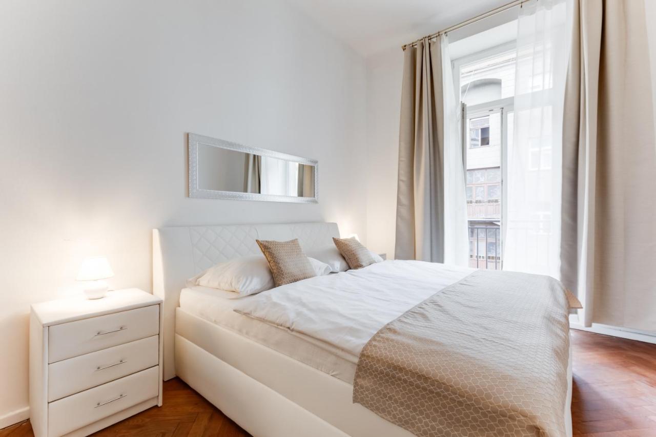 Luxury Riverside Apartments In The Center Of Прага Екстер'єр фото
