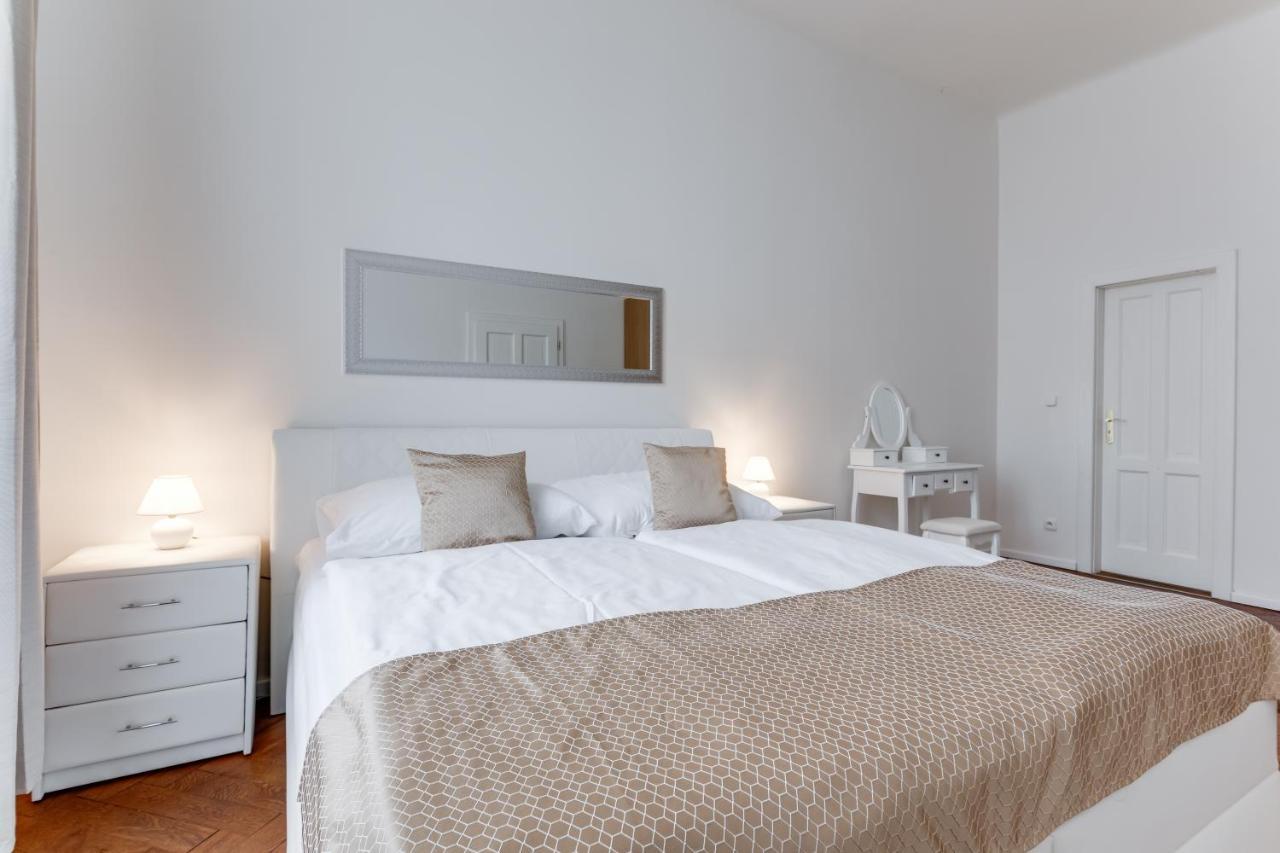 Luxury Riverside Apartments In The Center Of Прага Екстер'єр фото