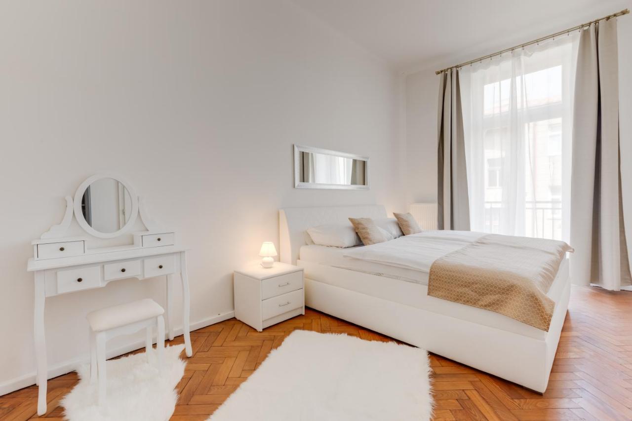 Luxury Riverside Apartments In The Center Of Прага Екстер'єр фото