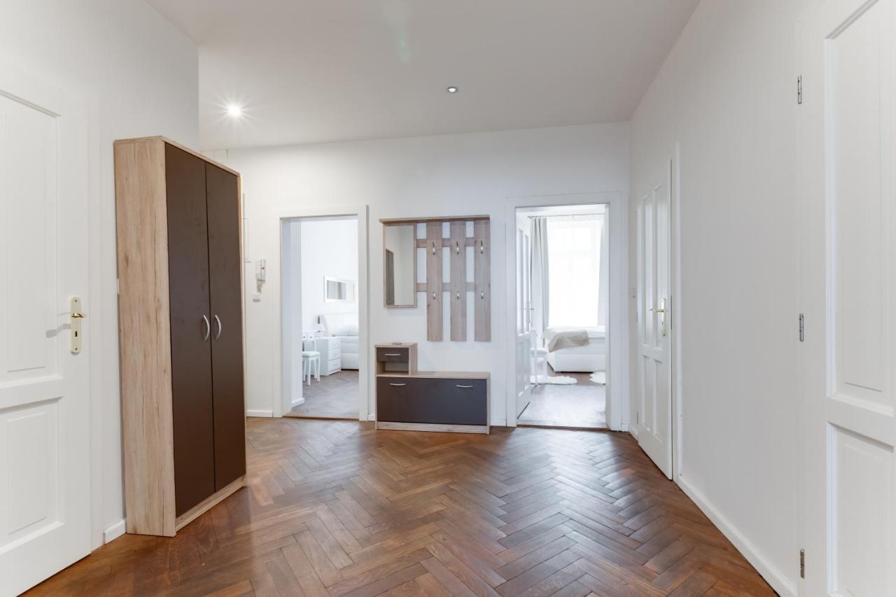 Luxury Riverside Apartments In The Center Of Прага Екстер'єр фото