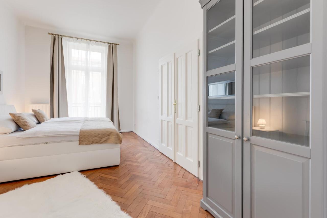 Luxury Riverside Apartments In The Center Of Прага Екстер'єр фото