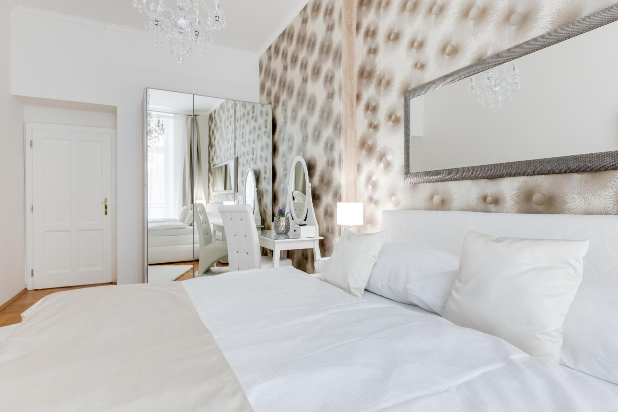 Luxury Riverside Apartments In The Center Of Прага Екстер'єр фото